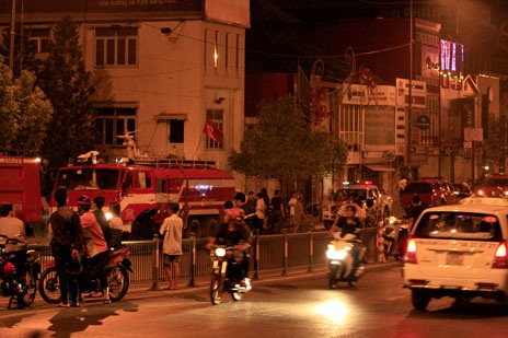 Nổ kinh hoàng trong đêm, 3 căn nhà đổ sập, nhiều người mắc kẹt - 1 Vụ nổ kinh hoàng xảy ra trong khu dân cư