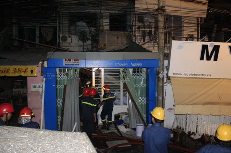 Nổ kinh hoàng trong đêm, 3 căn nhà đổ sập, nhiều người mắc kẹt - 2 Vụ nổ kinh hoàng xảy ra trong khu dân cư