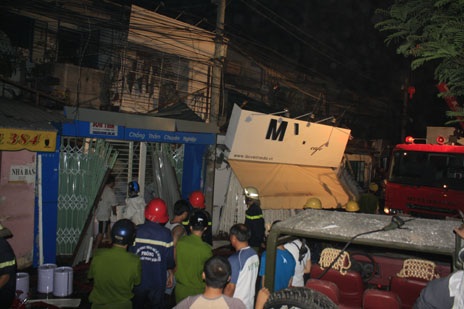 Nổ kinh hoàng trong đêm, 3 căn nhà đổ sập, nhiều người mắc kẹt - 4 Lực lượng cứu hộ tiếp cận hiện trường