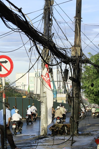 Cột điện phát hỏa gây náo loạn khu dân cư - 1 Hiện trường vụ cột điện bốc cháy sáng 23/2