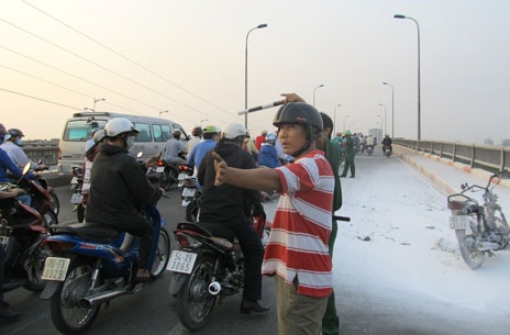 Xe máy cháy dữ dội, chủ xe bỏ đi - 1 Vụ cháy xe xảy ra ngay trên cầu Bình Triệu