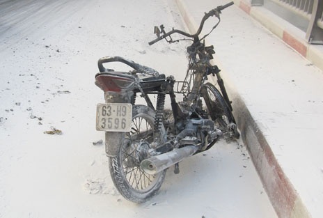 Xe máy cháy dữ dội, chủ xe bỏ đi - 2 Chiếc xe bị thiêu rụi, trơ khung