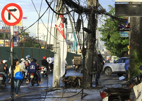 Cột điện phát hỏa gây náo loạn khu dân cư - 4 Vụ cháy làm nhiều dân nơi đây hốt hoảng