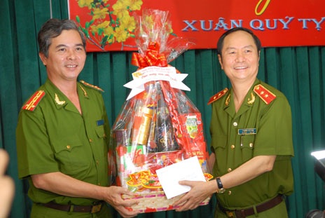Thứ trưởng Bộ Công an (bên phải) chúc Tết Công an TP.HCM