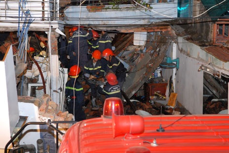 Việc đào bới, tìm kiếm nạn nhân diễn ra hết sức khẩn trương