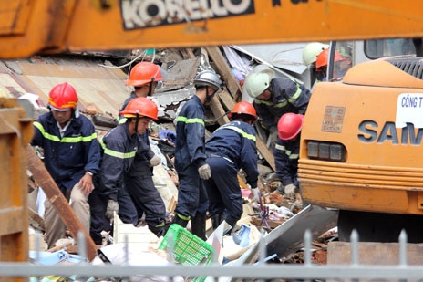 Hai xe cuốc thận trọng khi đào bới để tránh vào các nạn nhân. 