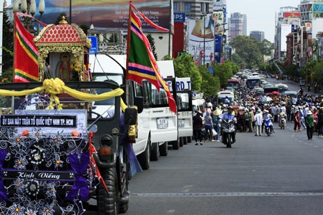 Tiễn biệt gia đình ông Phương “khói lửa” - 3 Đoàn xe đưa tang chuẩn bị khởi hành