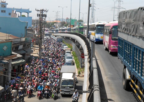 Xe khách tông nhau trên cầu, hàng trăm người hoảng loạn - 4 Cảnh ùn xe sau vụ tai nạn trên cầu