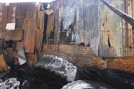 Gần chục chiếc lốp xe cũng bị lửa thiêu cháy