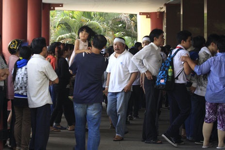 Tiễn biệt gia đình ông Phương “khói lửa” - 9 Đến 15h chiều, trước nhà tang lễ vẫn đông người.