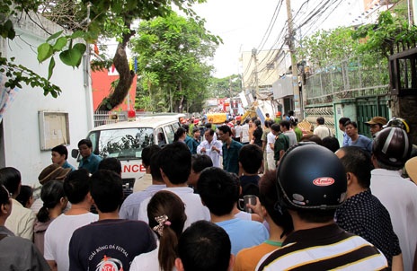 Hình ảnh nhói lòng từ cuộc tìm kiếm nạn nhân vụ nổ sập nhà - 11 Xe cứu thương đưa những người thiệt mạng về nhà xác