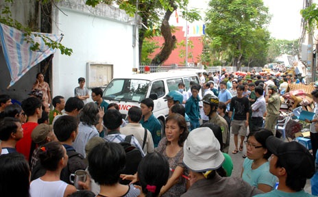 Hai xe cuốc thận trọng khi đào bới để tránh vào các nạn nhân. 