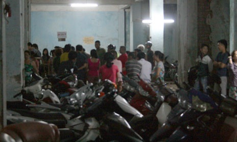 Một phụ nữ rơi từ chung cư, tử vong - 1 Vị trí người phụ nữ rơi xuống đất sát nhà để xe chung cư