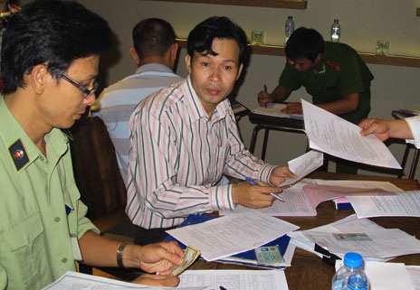 "Thổi còi" nhà hàng để khách múa... khêu gợi - 1 Lực lượng chức năng lập biên bản các vi phạm của nhà hàng Blangchy Tash