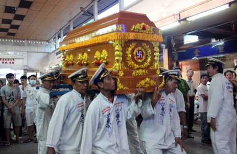 Những chiếc xe cứu thương luân phiên chở các nạn nhân về nhà xác. 