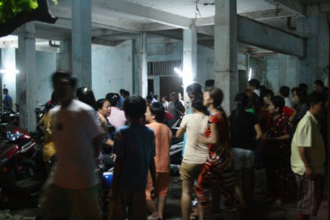 Một phụ nữ rơi từ chung cư, tử vong - 2 Người dân cư ngụ nơi đây bàng hoàng trước sự việc trên