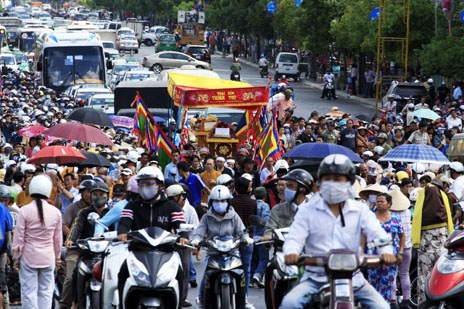 Tiễn biệt gia đình ông Phương “khói lửa” - 5 Các nạn nhân được đưa ra trong tiếng kinh cầu của các sư thầy