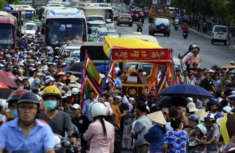 Tiễn biệt gia đình ông Phương “khói lửa” - 1 Đúng 14h chiều, 6 người trong gia đình ông Phương khói lửa được đưa đi hỏa táng