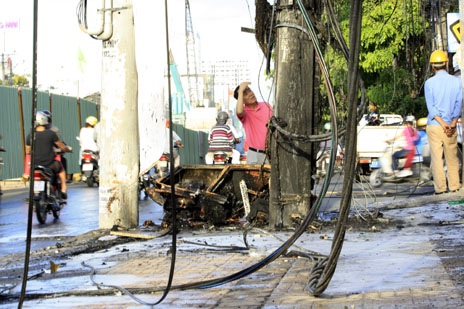 Cột điện phát hỏa gây náo loạn khu dân cư - 3 Sự cố làm cháy đen 2 trụ điện và nhiều sợi cáp viễn thông