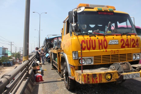 Xe khách tông nhau trên cầu, hàng trăm người hoảng loạn - 3 Xe cứu hộ được điều đến hiện trường