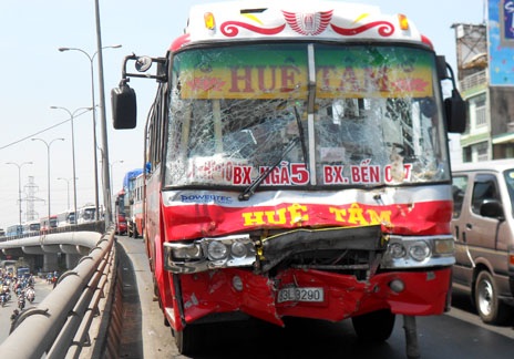 Xe khách tông nhau trên cầu, hàng trăm người hoảng loạn - 2 Hai chiếc xe khách hư hỏng sau sự cố giao thông xảy ra trên cầu vượt Tân Thới Hiệp