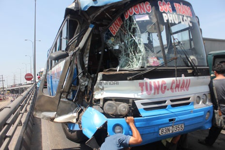 Xe khách tông nhau trên cầu, hàng trăm người hoảng loạn - 1 Hai chiếc xe khách hư hỏng sau sự cố giao thông xảy ra trên cầu vượt Tân Thới Hiệp