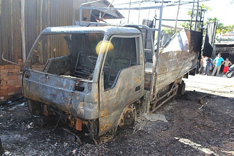 Chiếc xe tải bị cháy rụi