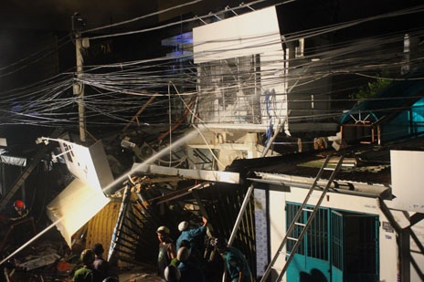 Lính cứu hỏa nhanh chóng tiếp cận 3 căn nhà dập lửa