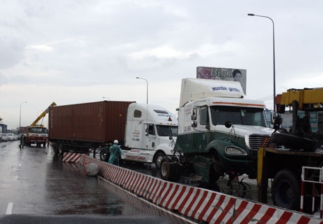 Hiện trường vụ container “đại náo” trên xa lộ Hà Nội chiều 15/3