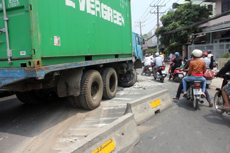 Xe tải tông dải phân cách, nhiều người hoảng loạn - 1 Hiện trường vụ xe tải tông dải phân cách trưa 12/3