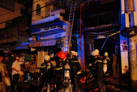 Cháy cửa hàng bán vàng mã, 3 người chết, 2 người bị thương - 2 Hiện trường vụ cháy khiến 3 người chết, 2 người bị thương