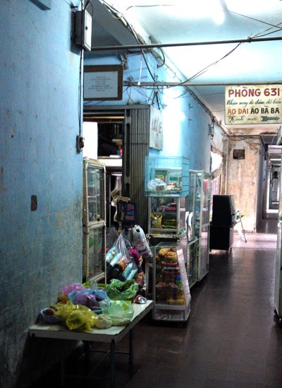 Chung cư “chờ sập” hoang tàn đến đáng sợ! - 11 Một tiệm tạp hóa bên hành lang