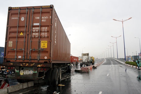 Hiện trường vụ container “đại náo” trên xa lộ Hà Nội chiều 15/3