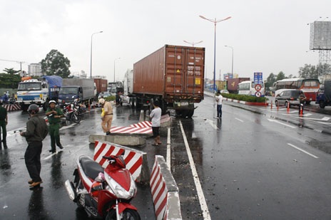 Sau khi ủi bay 12 khối bê tông, chiếc xe đầu kéo lao sang làn đường ngược chiều