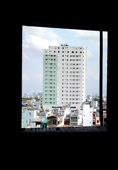 Chung cư “chờ sập” hoang tàn đến đáng sợ! - 4 Thành phố hiện đại và đẹp đẽ - nhìn từ ô cửa sổ một căn phòng bỏ hoang