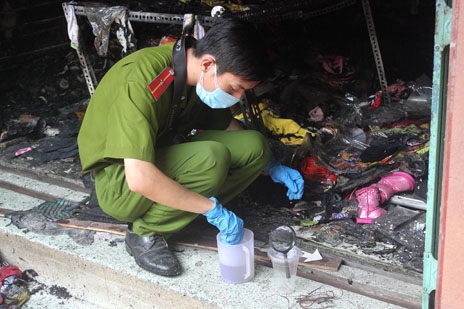 Cơ quan công an khám nghiệm hiện trường vụ cháy