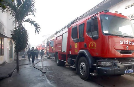 Xưởng sản xuất keo công nghiệp cháy lớn lúc rạng sáng - 1 Hiện trường vụ cháy xưởng sản xuất keo công nghiệp