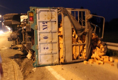 Sau 3 giờ, xe cứu hộ vẫn chưa thấy xuất hiện để giải tỏa hiện trường