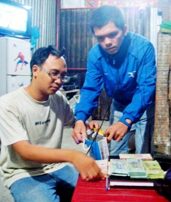 Các “hiệp sĩ” chụp lại thời điểm ông Lộc chuẩn bị tiền đem đi chuộc xe