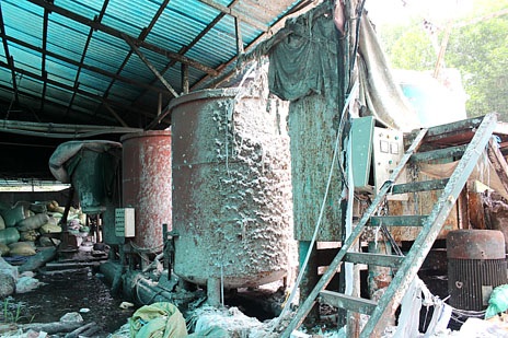 Một người đàn ông nghi bị cối xay bột giấy nghiền chết - 1 Khu vực đặt các cối xay bột giấy, nơi phát hiện thi thể ông Đ.