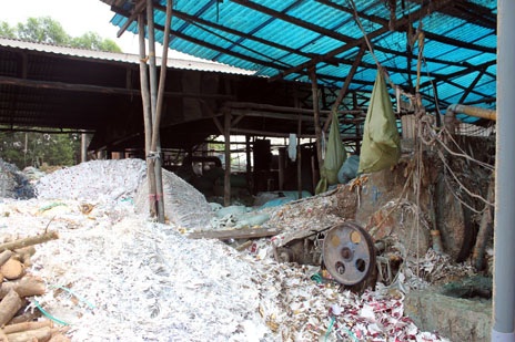 Một người đàn ông nghi bị cối xay bột giấy nghiền chết - 3 Những loại máy móc khá thô sơ bên trong xưởng giấy xảy ra vụ tai nạn lao động chết người