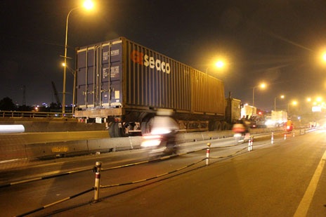 Hiện trường vụ tai nạn trên cầu vượt Bình Phước 2 tối 16/3