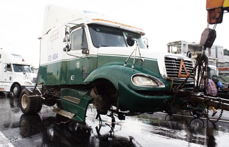 Xe đầu kéo hư hỏng nặng