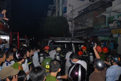 Nạn nhân bị lửa thiêu chết được đưa đi đến nhà xác