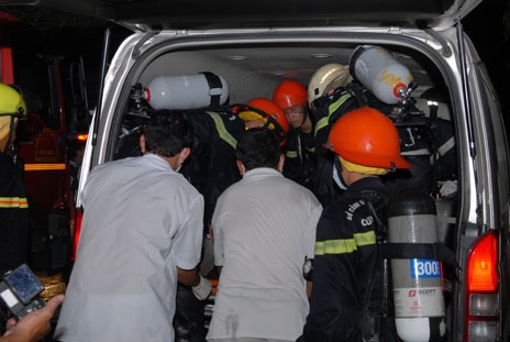 Cháy cửa hàng bán vàng mã, 3 người chết, 2 người bị thương - 4 Thi thể nạn nhân được chuyển đến nhà xác