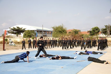 Chuyên gia nước ngoài huấn luyện Cảnh sát cơ động Việt Nam - 7 Hạ gục các 6 người bằng những thế võ dũng mãnh