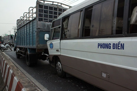 4 ô tô tông nhau liên hoàn trên quốc lộ - 2 Chiếc xe khách bị 2 xe tải “ép” chặt