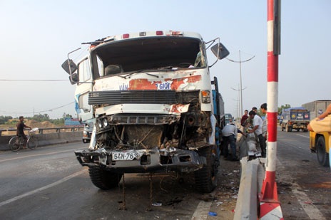 Phần đầu xe hư hỏng biến dạng