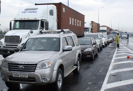 Các phương tiện ùn lại do ảnh hưởng từ vụ container mất lái