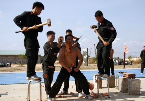 Chuyên gia nước ngoài huấn luyện Cảnh sát cơ động Việt Nam - 9 Phần luyện tập khí công để nâng cao sự dẻo dai, bền bỉ và ý chí kiên cường cho người chiến